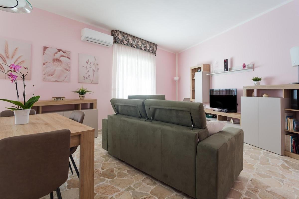 Rena - Garibaldi Station Apartment *