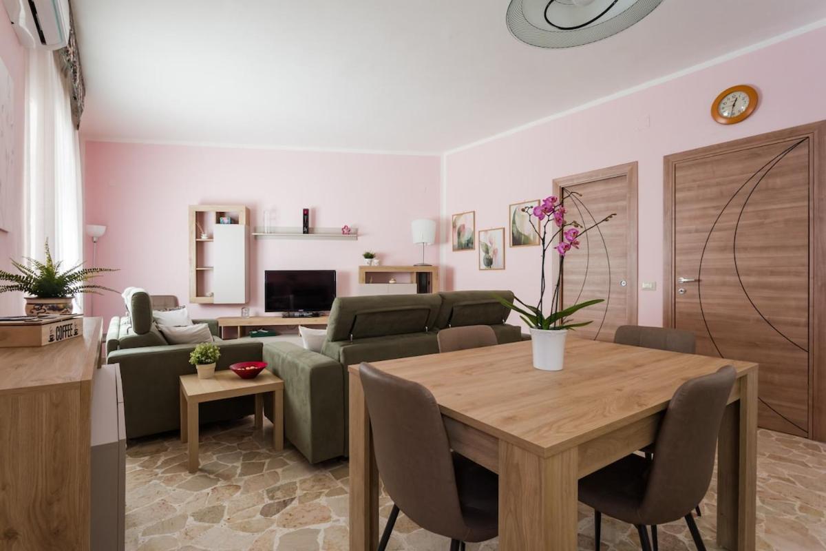 Rena - Garibaldi Station Apartment *