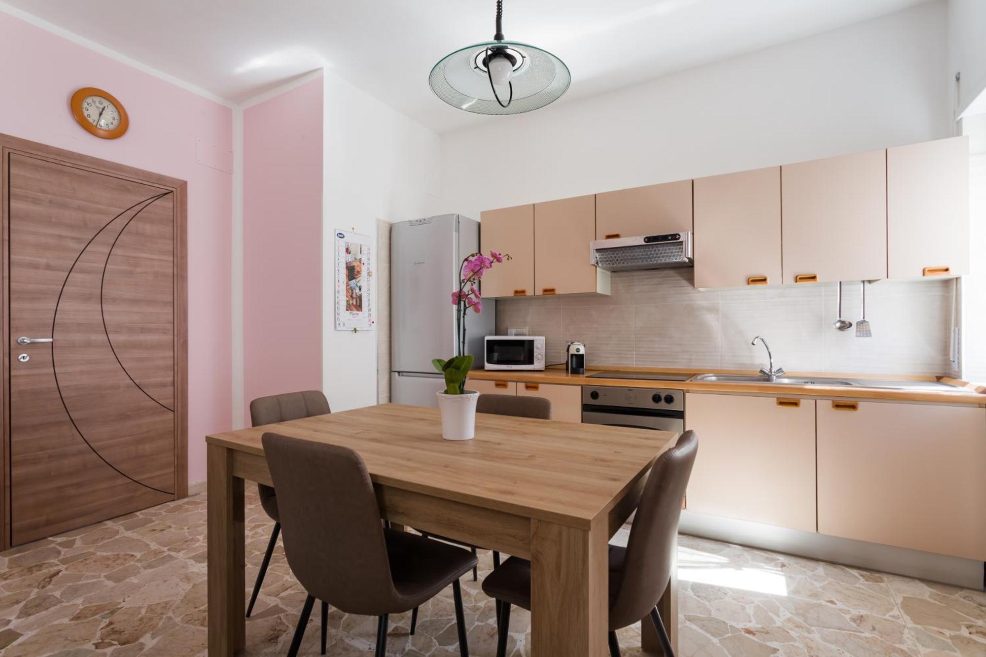 Rena - Garibaldi Station Apartment